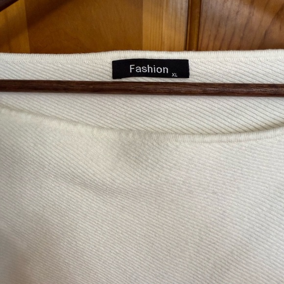 FASHION Elegant White Women's Wide Crew Neck Sweater - Picture 4 of 5